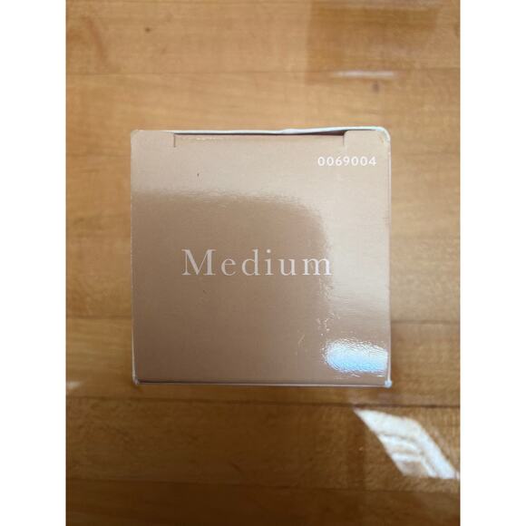 Laura Geller Balance & Glow Hydrating Liquid Foundation.9fl oz New in box Medium - Picture 4 of 7